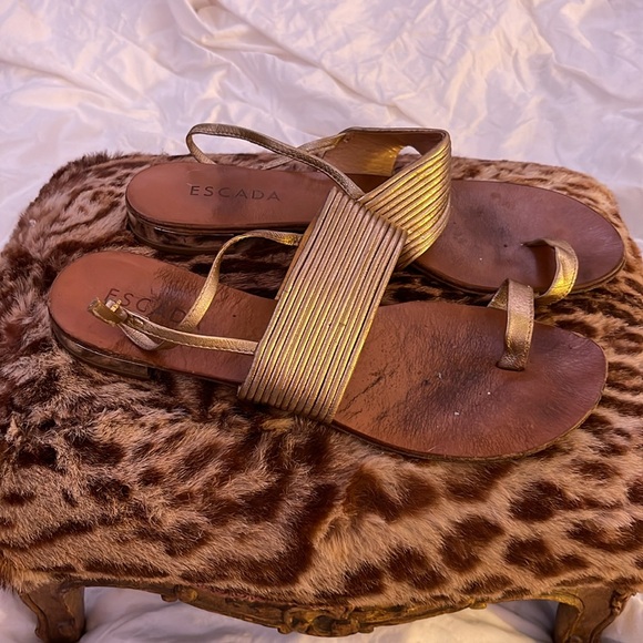 Escada sandals. One-toe heel strap, well worn. A perfect sandal. Size 40 (8ish) - Picture 2 of 4